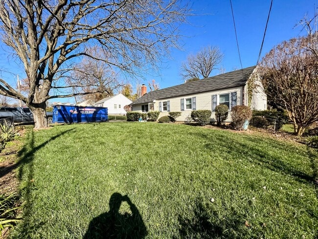 Building Photo - Cheerful 3 Bedroom 2 Bathroom With Office ...