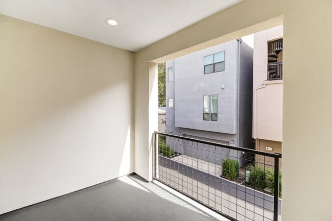 Building Photo - Stunning Alkali Flat Residence: Half Month Free With Move-In by 02/01/2026