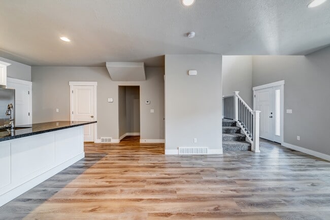 Building Photo - 4423 W Glendon Dr