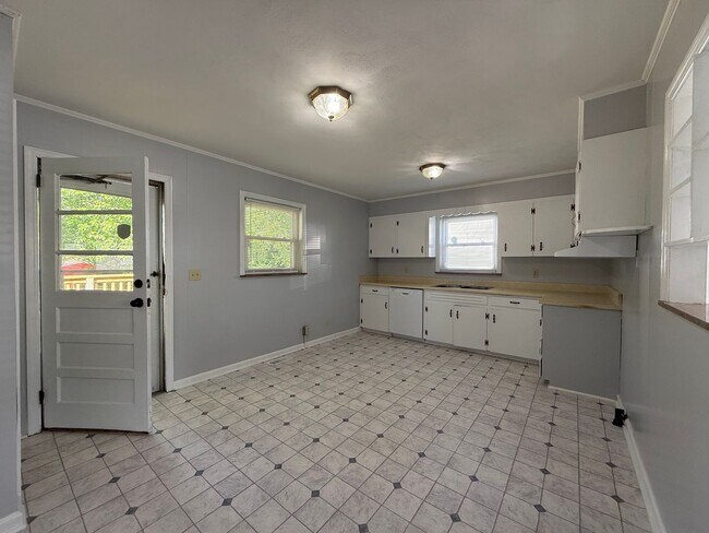 Building Photo - 3 Bedroom 1.5 Bathroom Home Located in Greeneville, TN