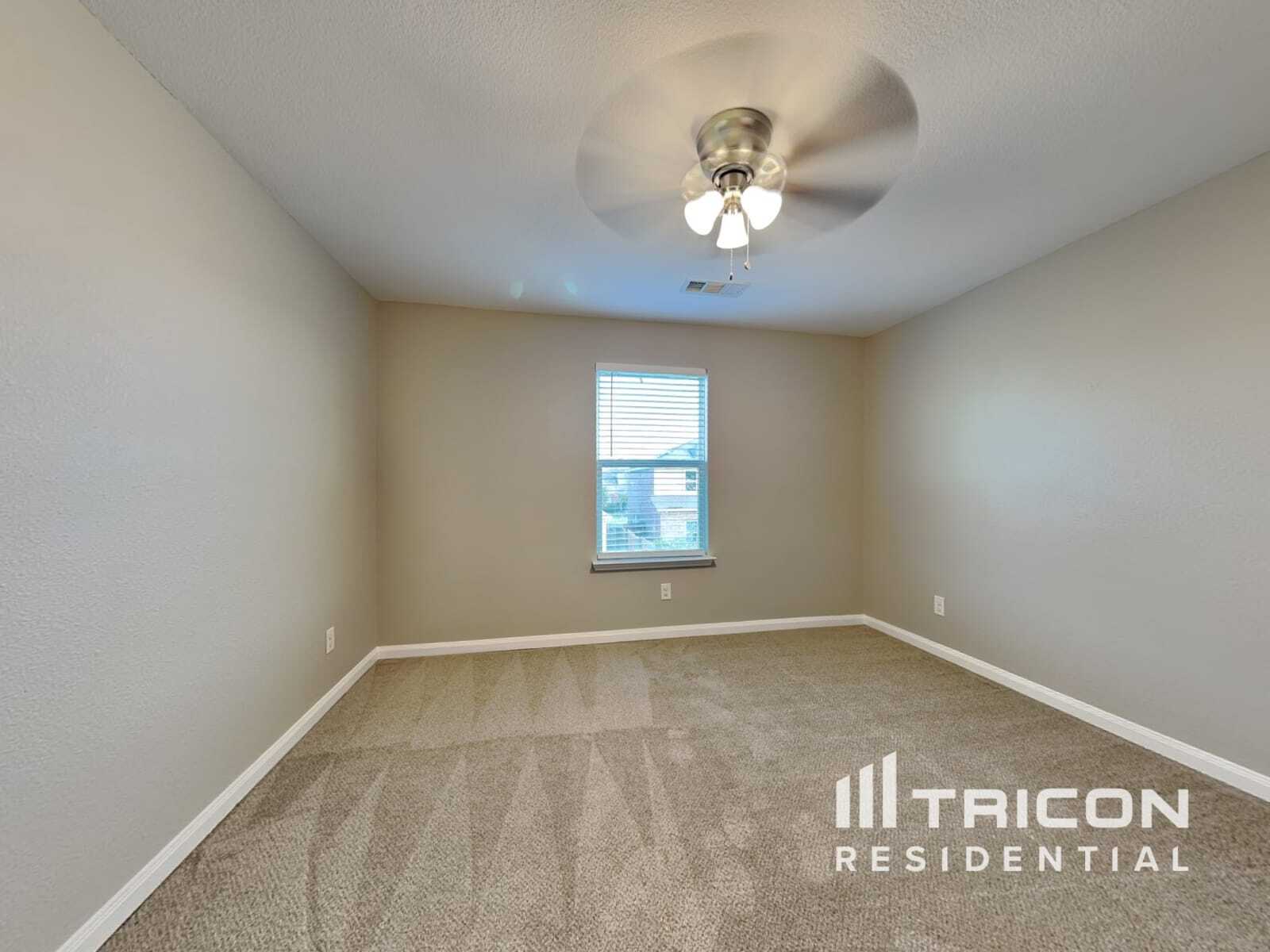 Building Photo - 1327 Tamarack Dr