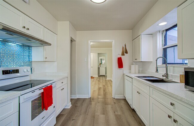 Building Photo - 5926 Ettrick Dr