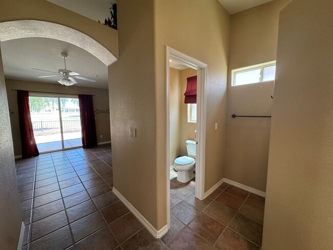 Building Photo - Great spacious home on Huukan Golf Course