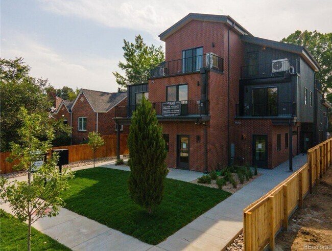 Building Photo - Unbelievable 2 Bed + Den Townhome - The Ul...