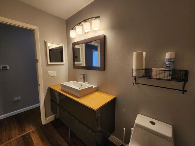 Building Photo - Updated 3 Bedroom Townhome in Great Area!