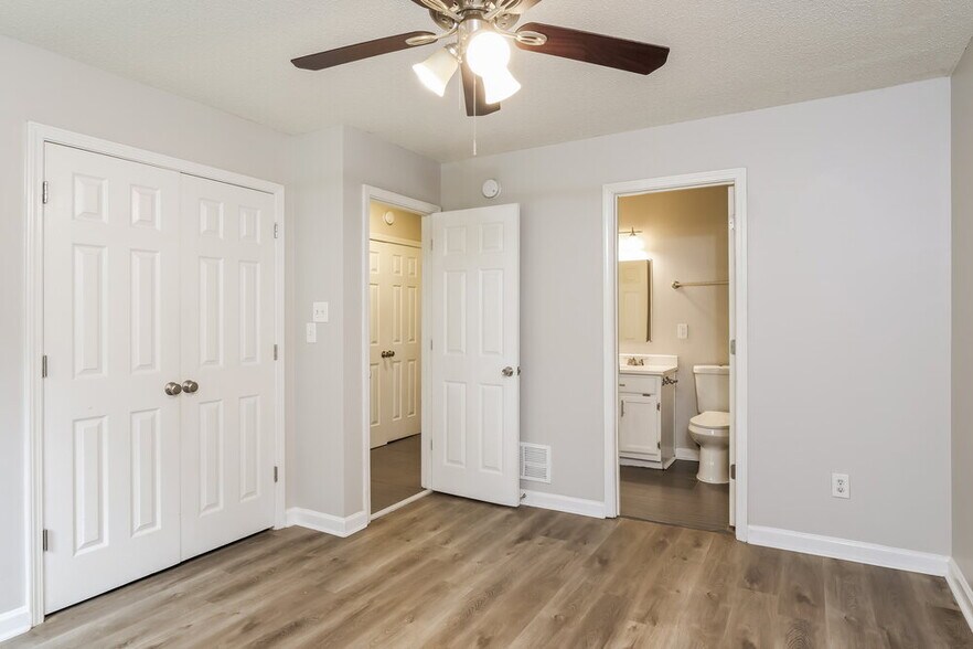 Building Photo - 8793 5 Oaks Dr W