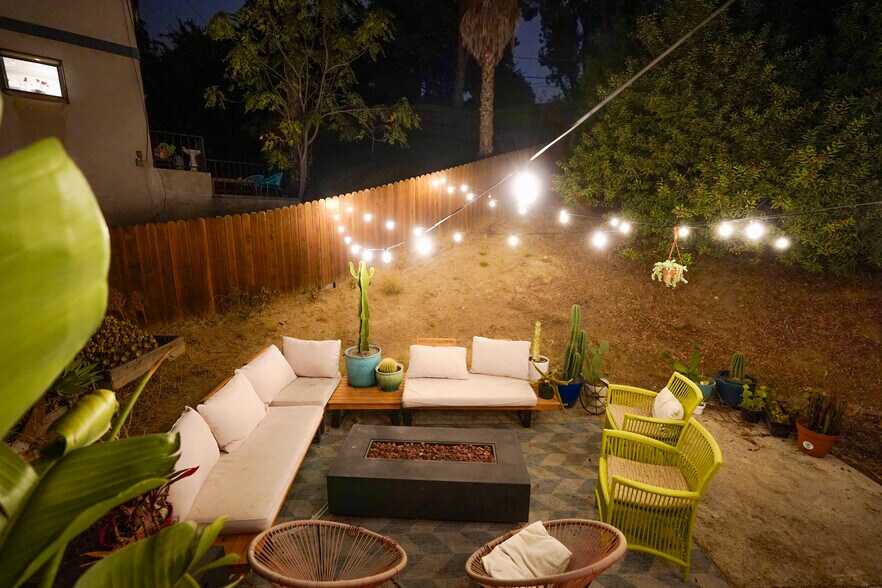 Evening outdoor entertaining - 3161 Weldon Ave
