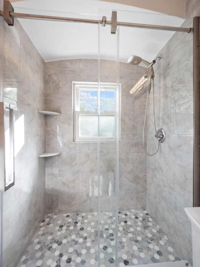 Building Photo - 2046 Yorkshire Rd