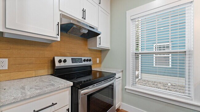 Building Photo - "Charming 2-Bed Oasis in Fayetteville with...