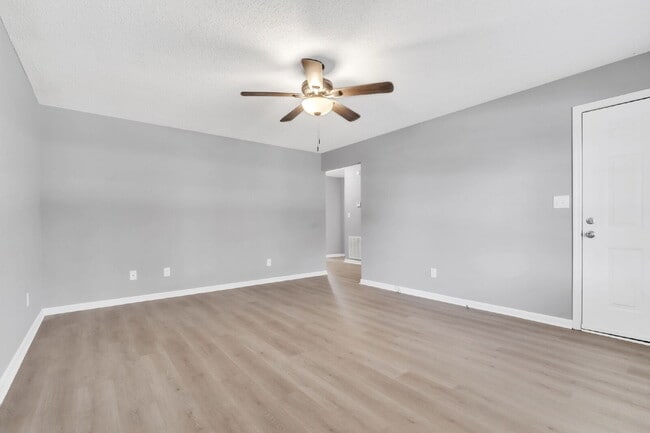 Building Photo - Discover Comfort and Convenience! Prime Bo...