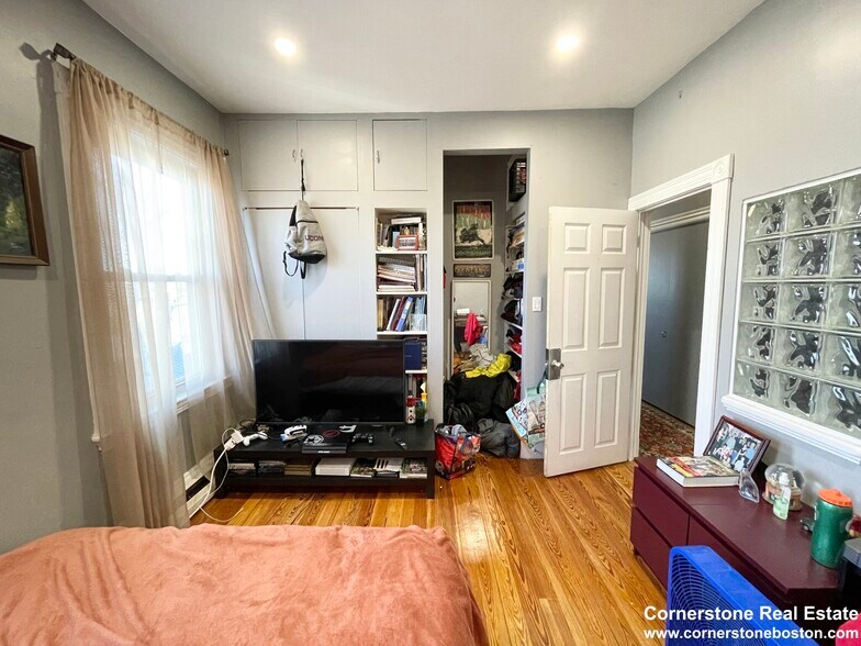 Building Photo - 18 Sunset St