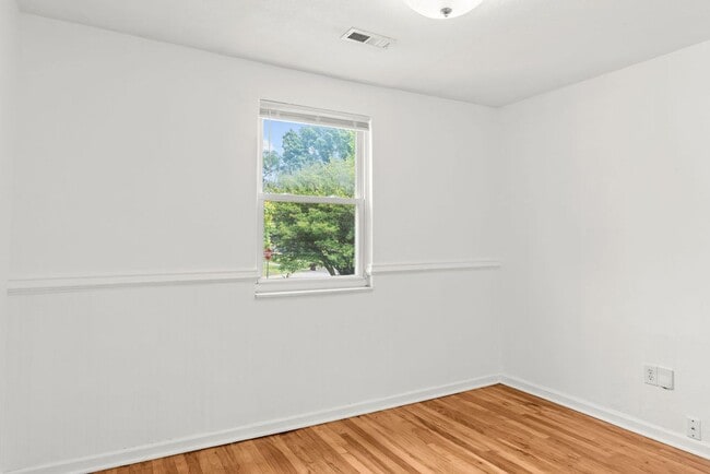Building Photo - Newly Renovated Alcoa Cottage!!