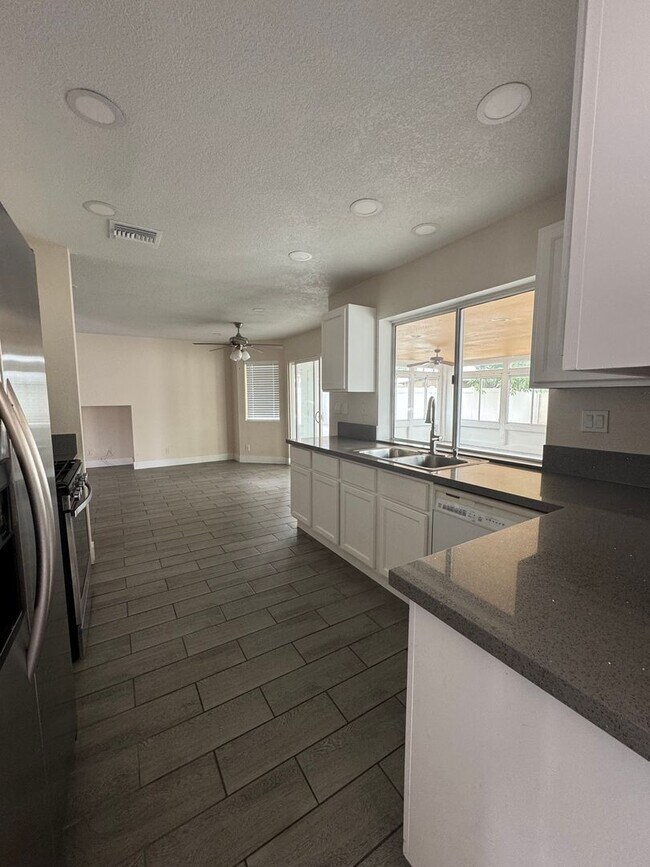 Building Photo - Beautiful 4 bedroom Home in Perris!