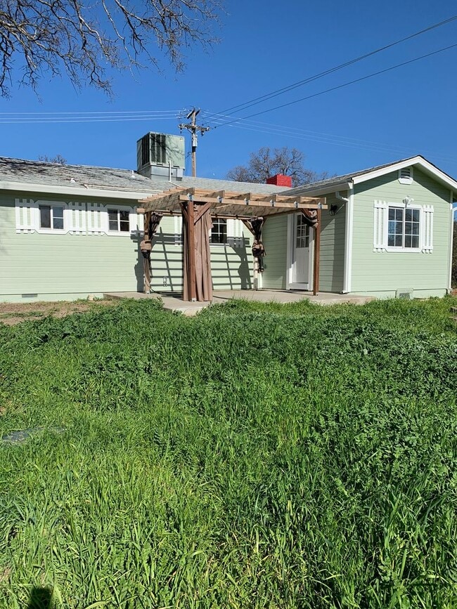 Building Photo - Country Home!