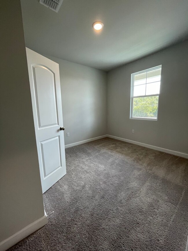 Building Photo - 108 Millbrook Dr