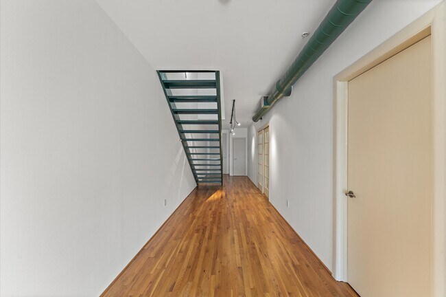 Building Photo - 1005 S Shepherd Dr