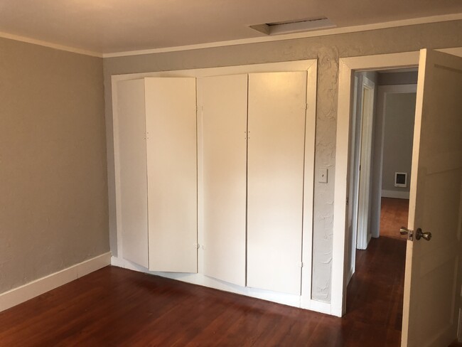 Building Photo - 3 bedroom 1 bathroom house in Springfield!