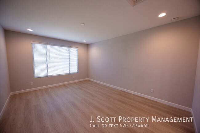 Building Photo - 5839 N 88th Ln