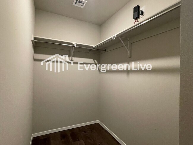 Building Photo - 1010 W Lawton Rd