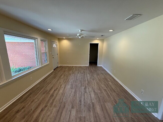 Building Photo - Nice 5 bedroom , 3 bath home located in Mobile.  All approved applications are subject to an 18-m...