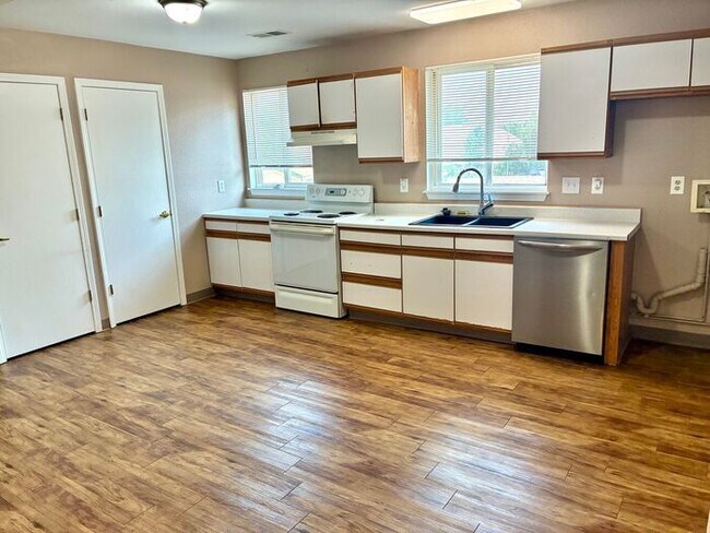 Building Photo - Move-In Special: 2 Weeks Free! Spacious 3 Bed, 1.5 Bath Apartment in Longmont