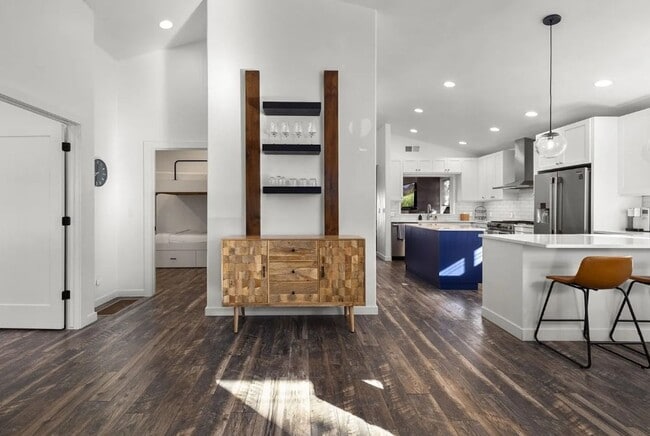 Building Photo - 4 Bed, 2 Bath, Fully Furnished, 2 Level Home, Fenced Yard