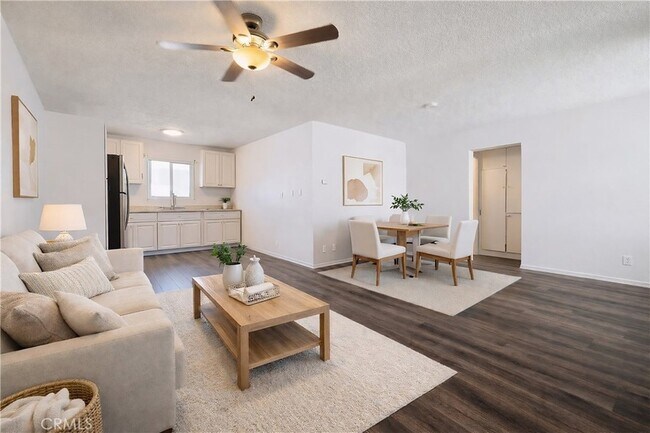 Building Photo - 685 E Vista Chino