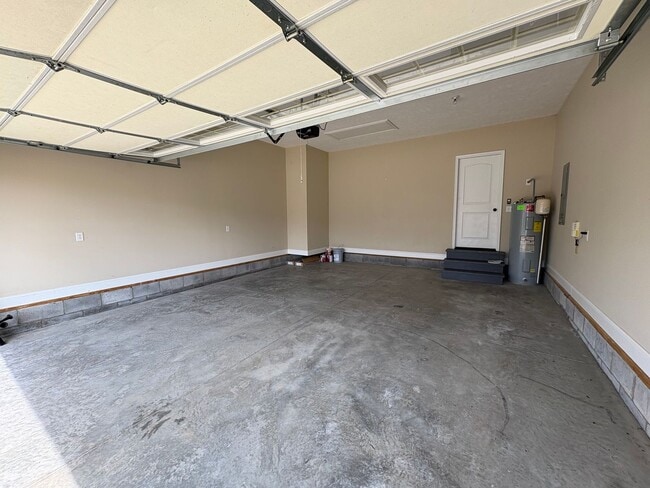 Building Photo - 3020 Equestrian Ct