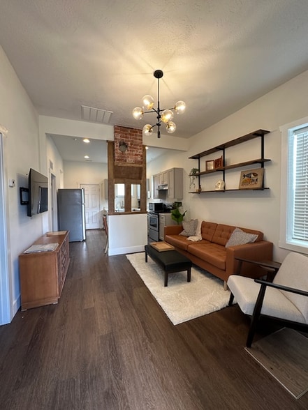 Building Photo - 835 S Edison St