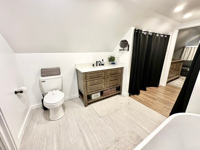 second bath with his and her closets - 135 E Wayne Ter