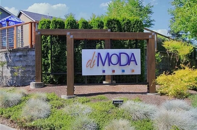 Building Photo - Di Moda Home!