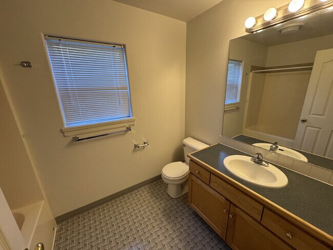 Building Photo - 2 bedroom / 2 bathroom, Duplex unit Close ...