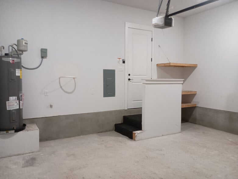 Building Photo - Room in House on Pharaoh Run