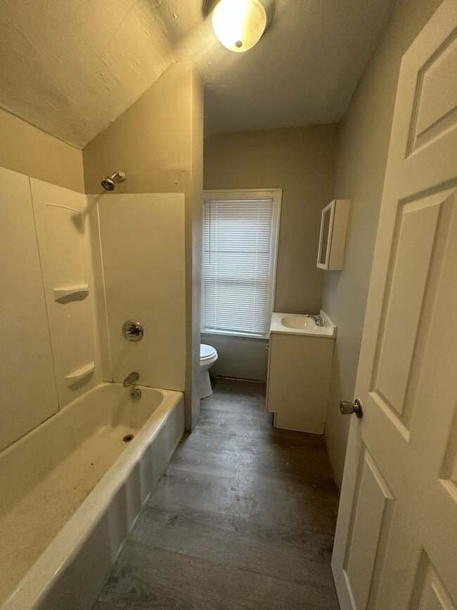 Building Photo - 3 Bedroom West Side House