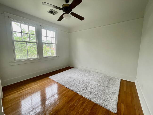 Building Photo - AVAILABLE JUNE 2026 Stunning 3 bed/2 bath ...