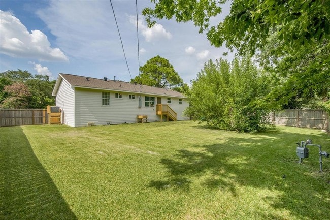 Building Photo - 5915 Ludington Dr