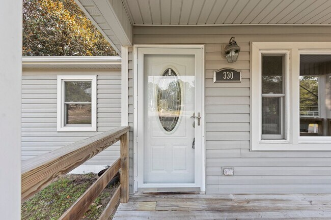 Building Photo - Pet Friendly!  Ideal location to Eglin AFB!!