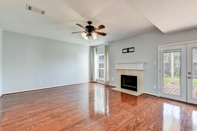 Building Photo - Stunning 4-Bedroom, 2.5-Bathroom Home with...