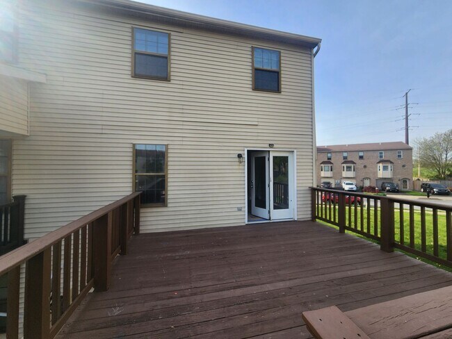 Building Photo - 3 Bedroom 1.5  bathroom End unit Townhouse near Bethlehem Catholic High School.