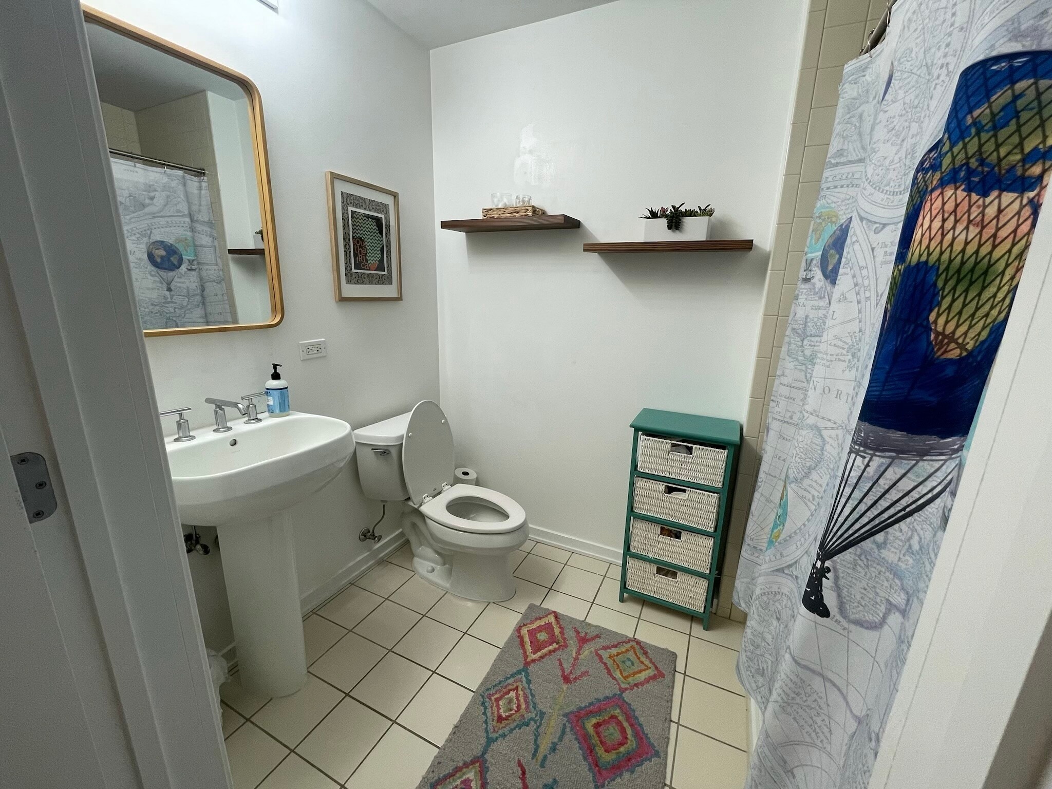Second full bathroom off the foyer - includes bathtub jacuzzi and shower - amazing water pressure! - 1000 W Leland Ave