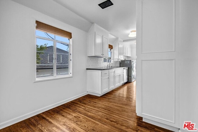 Building Photo - 350 S Roxbury Dr