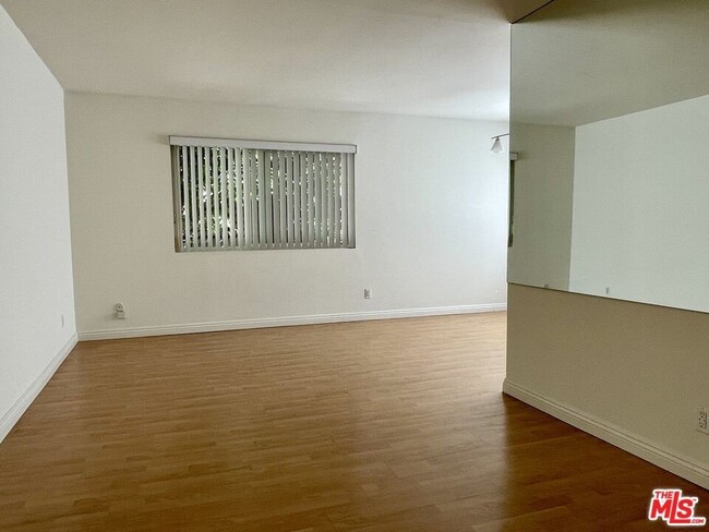 Building Photo - 972 Larrabee St