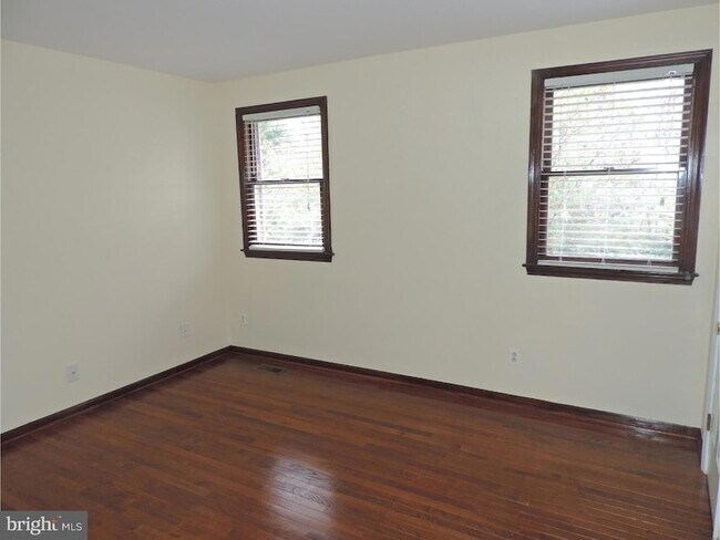 Building Photo - 27 Stuyvesant Dr
