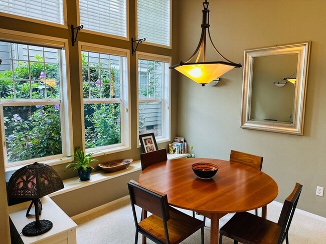 Building Photo - Charming Condo In the Center of Vancouver