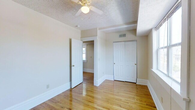 Building Photo - 225 E 11th Ave