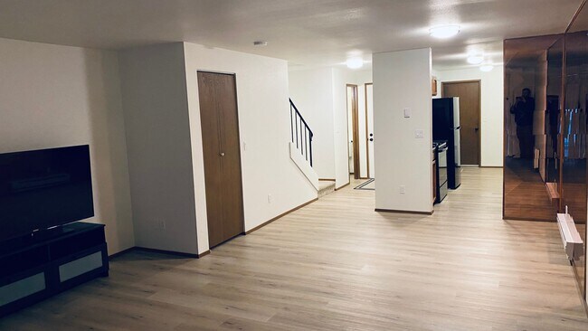 Building Photo - Cute and Quaint Updated Federal Way Condo
