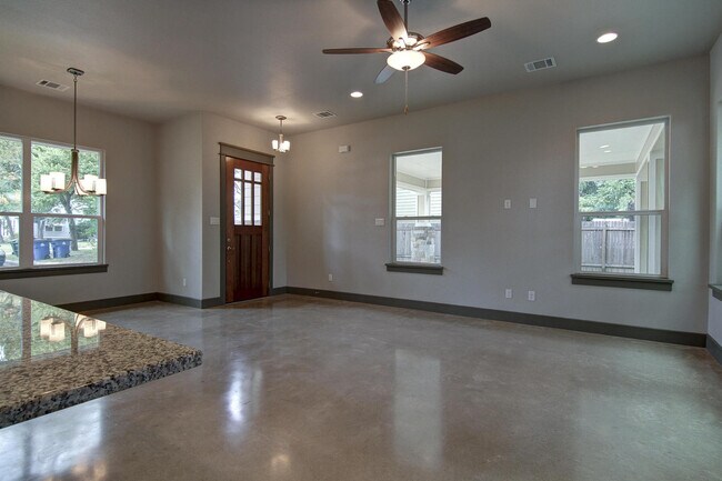 Building Photo - 923 E 37th St