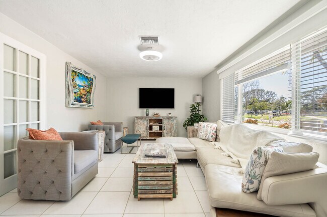 Building Photo - 3003 W Vina Del Mar Blvd