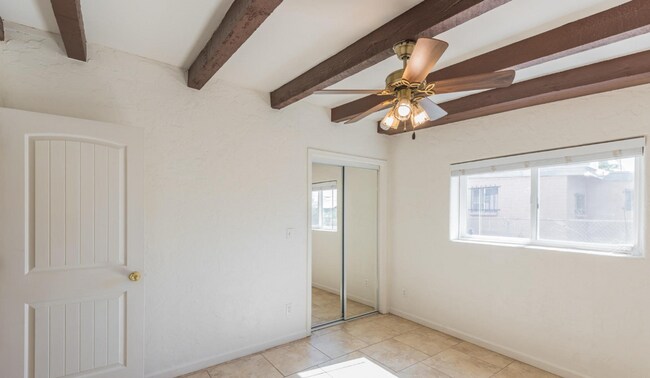 Building Photo - 410 E Waverly St