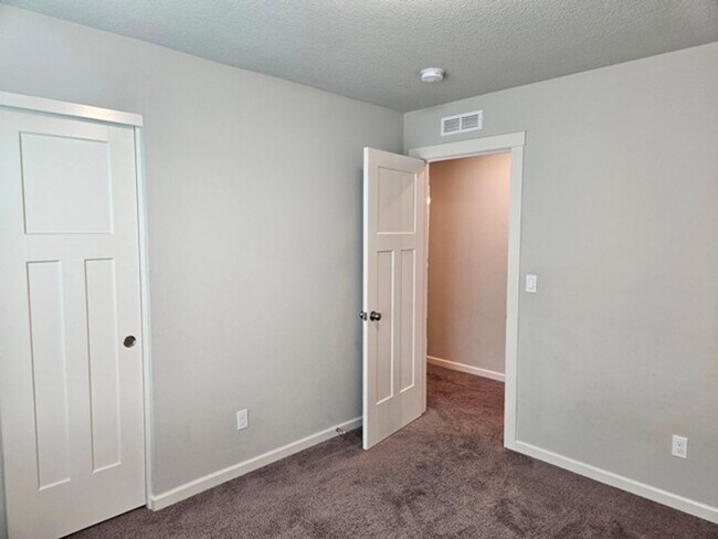 Building Photo - 5Bd/3Ba Two Story House - For viewing!